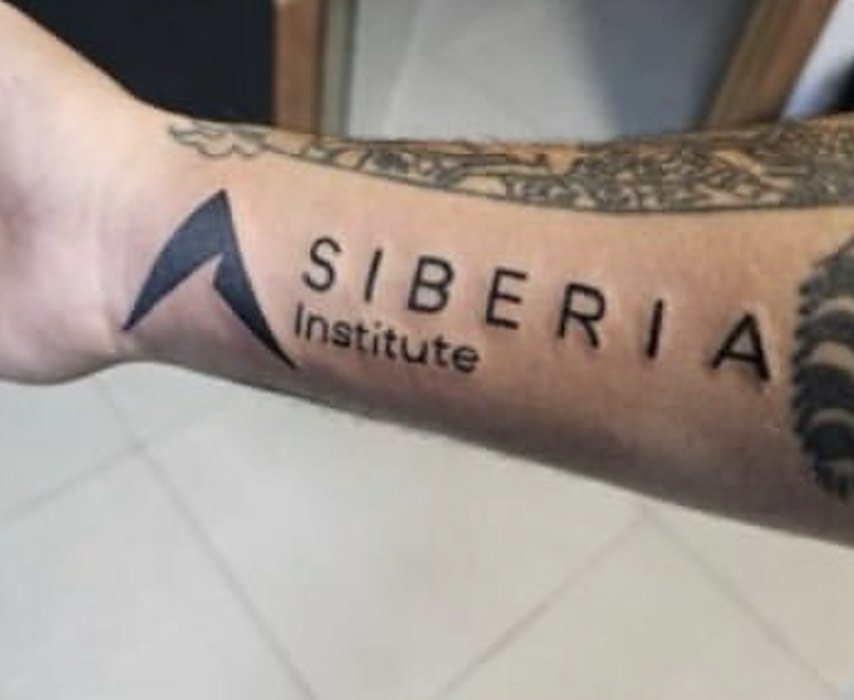 Antebraço de Jhean Macheto com a marca Siberia Institute tatuada