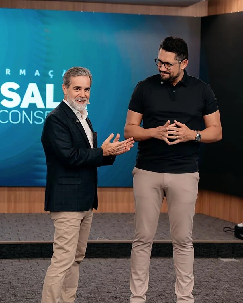 Vagner Campos conversando no palco da Formação A Sala do Conselho com um participante