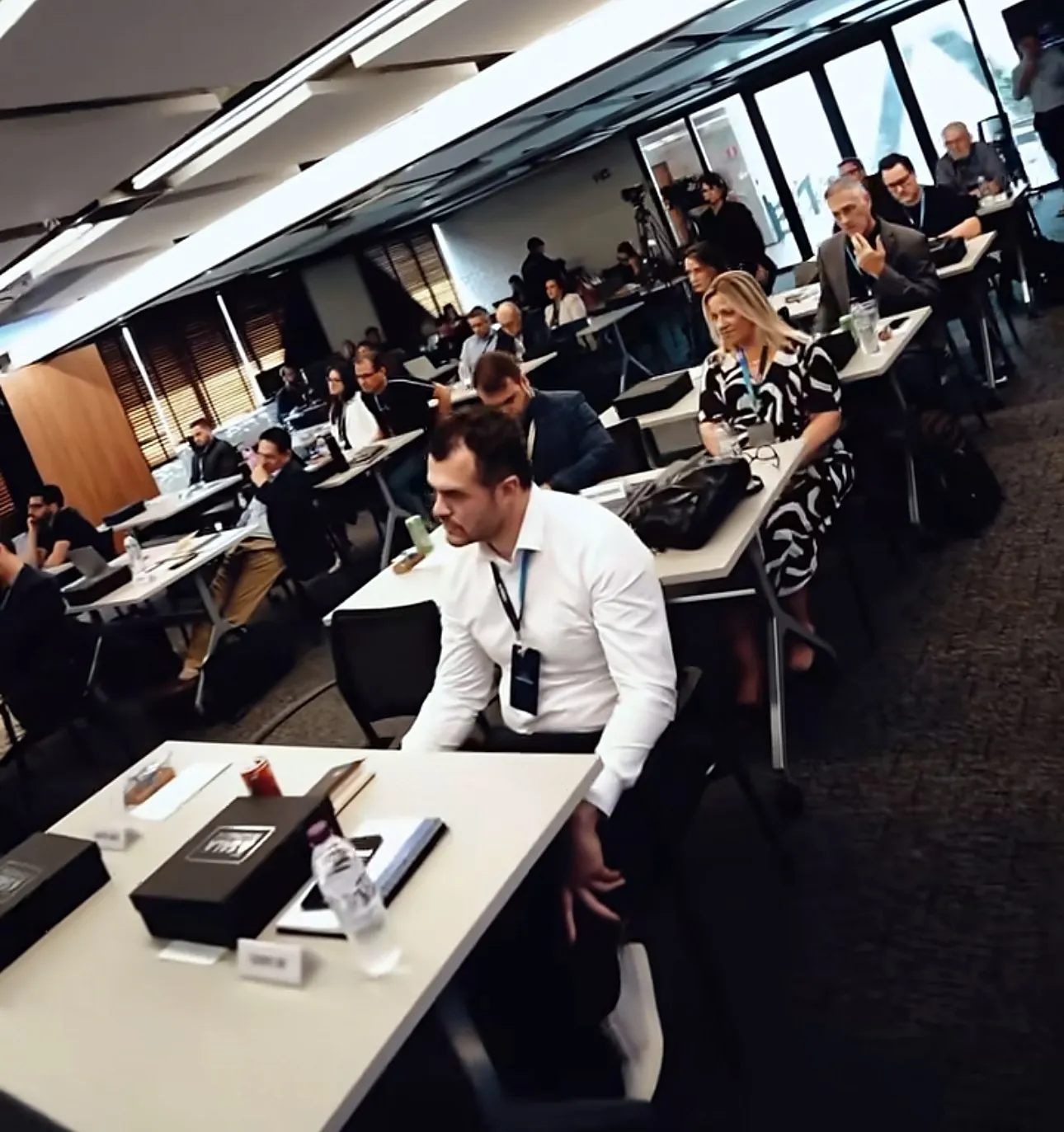 Turma da formação de conselheiros em sala, com as mesas cheias