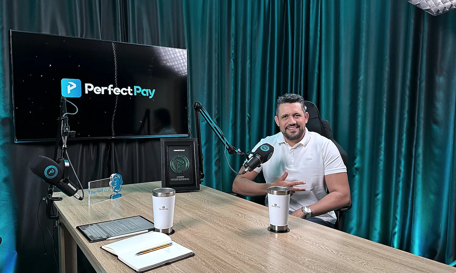 Vagner Campos ao microfone no estúdio do PerfectCast, da PerfectPay