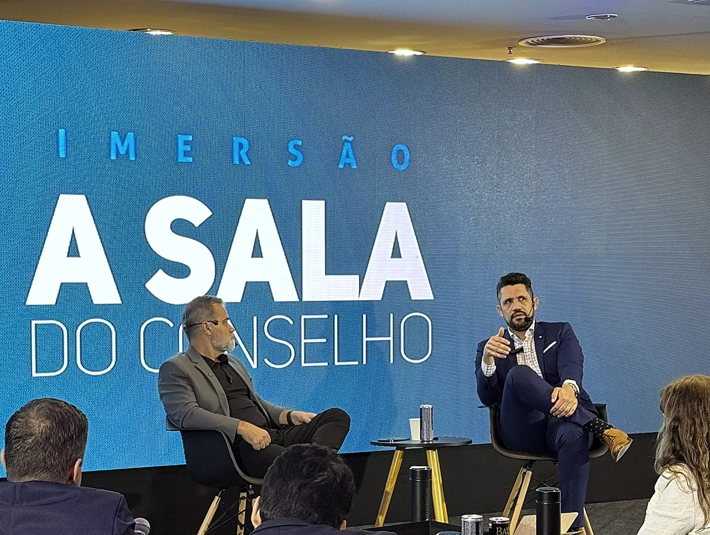 Vagner Campos falando no palco da Formação A Sala do Conselho, do Advisory Board Institute