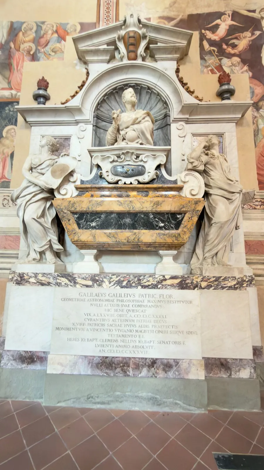Túmulo de Galileu Galilei na Basílica de Santa Croce, em Florença