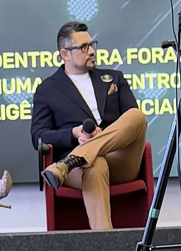 Vagner Campos sentado no palco em painel da AI Brasil sobre a semântica humana no centro da inteligência artificial