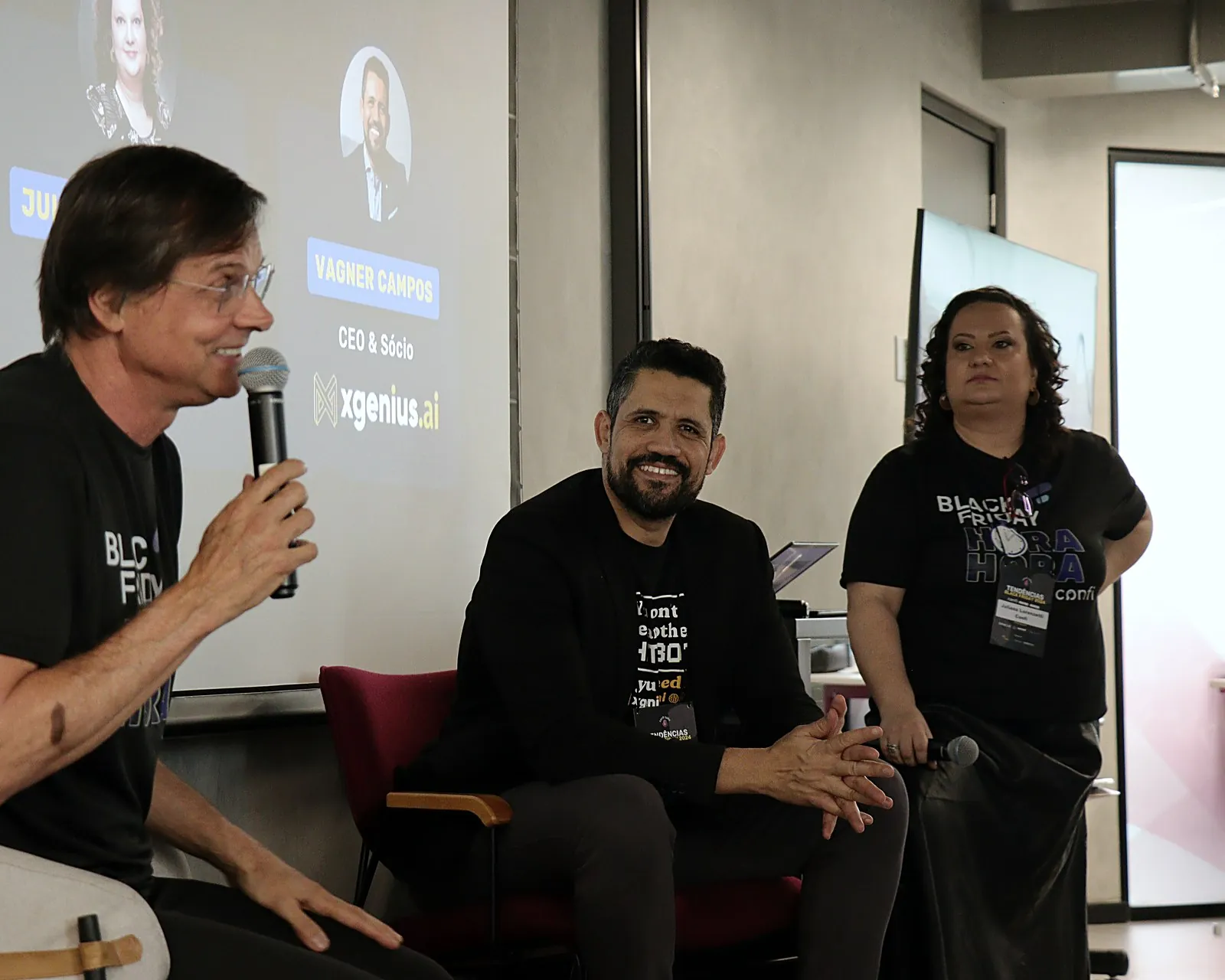 Vagner Campos sorrindo em painel sobre inteligência de dados no evento da Confi