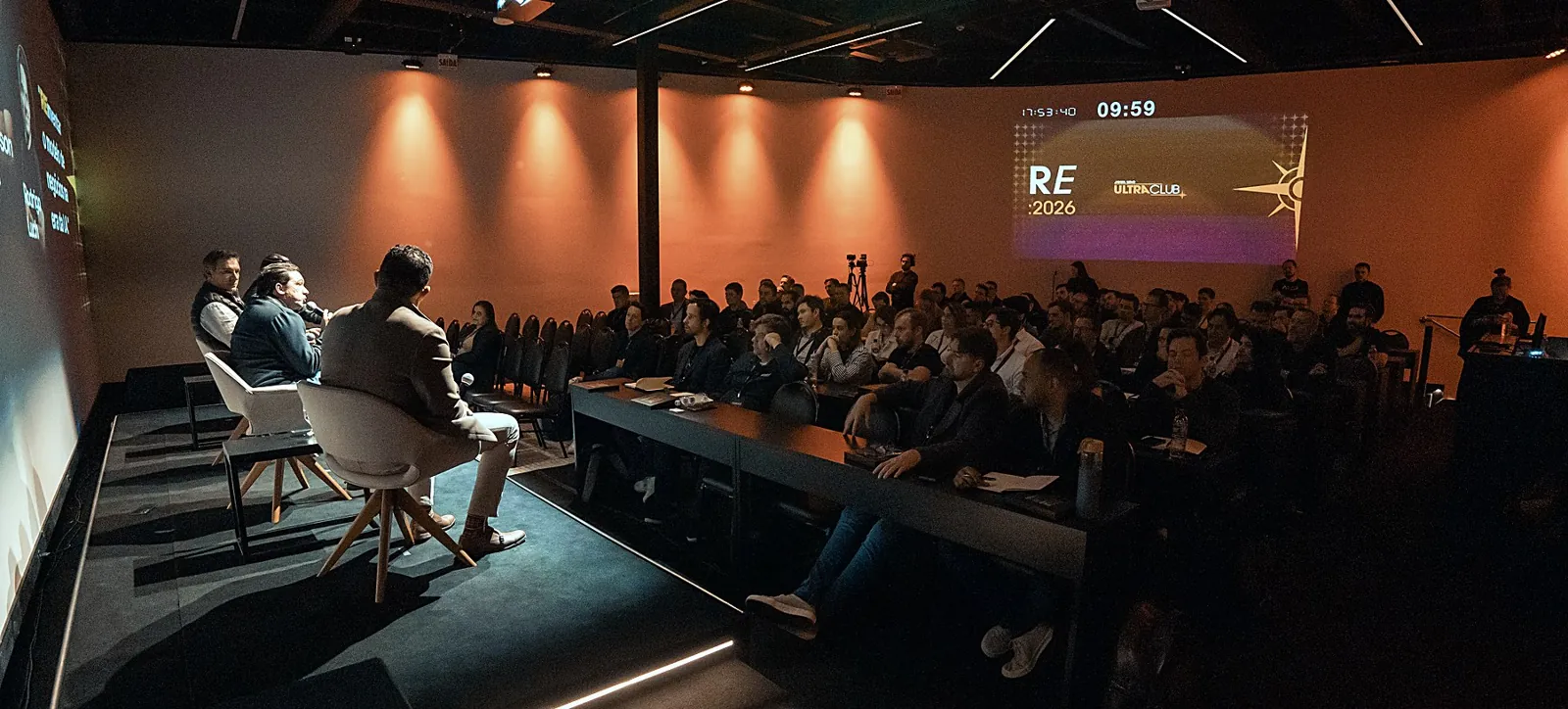 Sala cheia acompanhando painel com Vagner Campos no palco, em evento de SaaS em Florianópolis