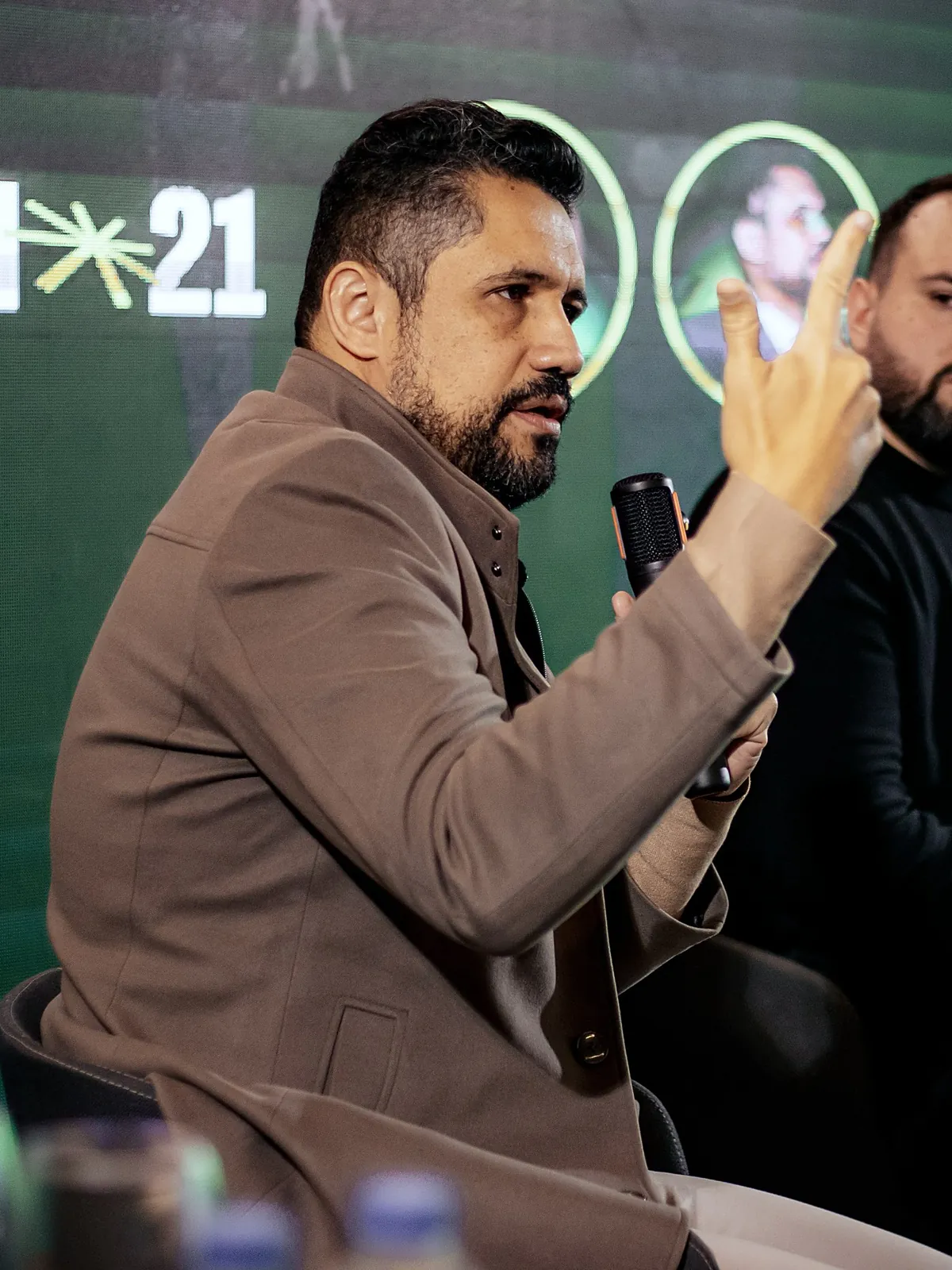 Vagner Campos gesticulando ao microfone no painel Cultura e IA do Mind21