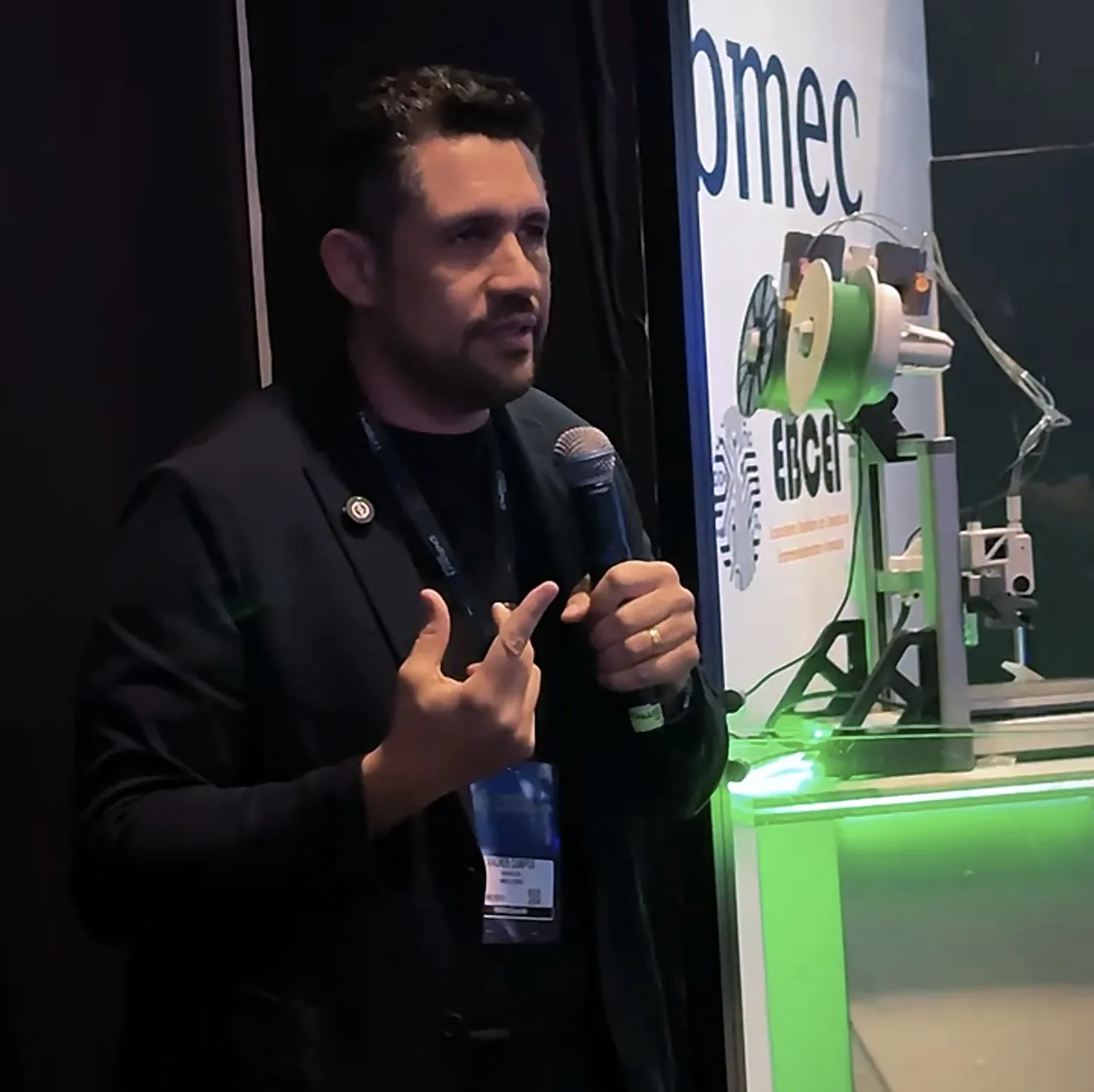 Vagner Campos ao microfone em palestra junto ao IBMEC no AI Brasil Experience