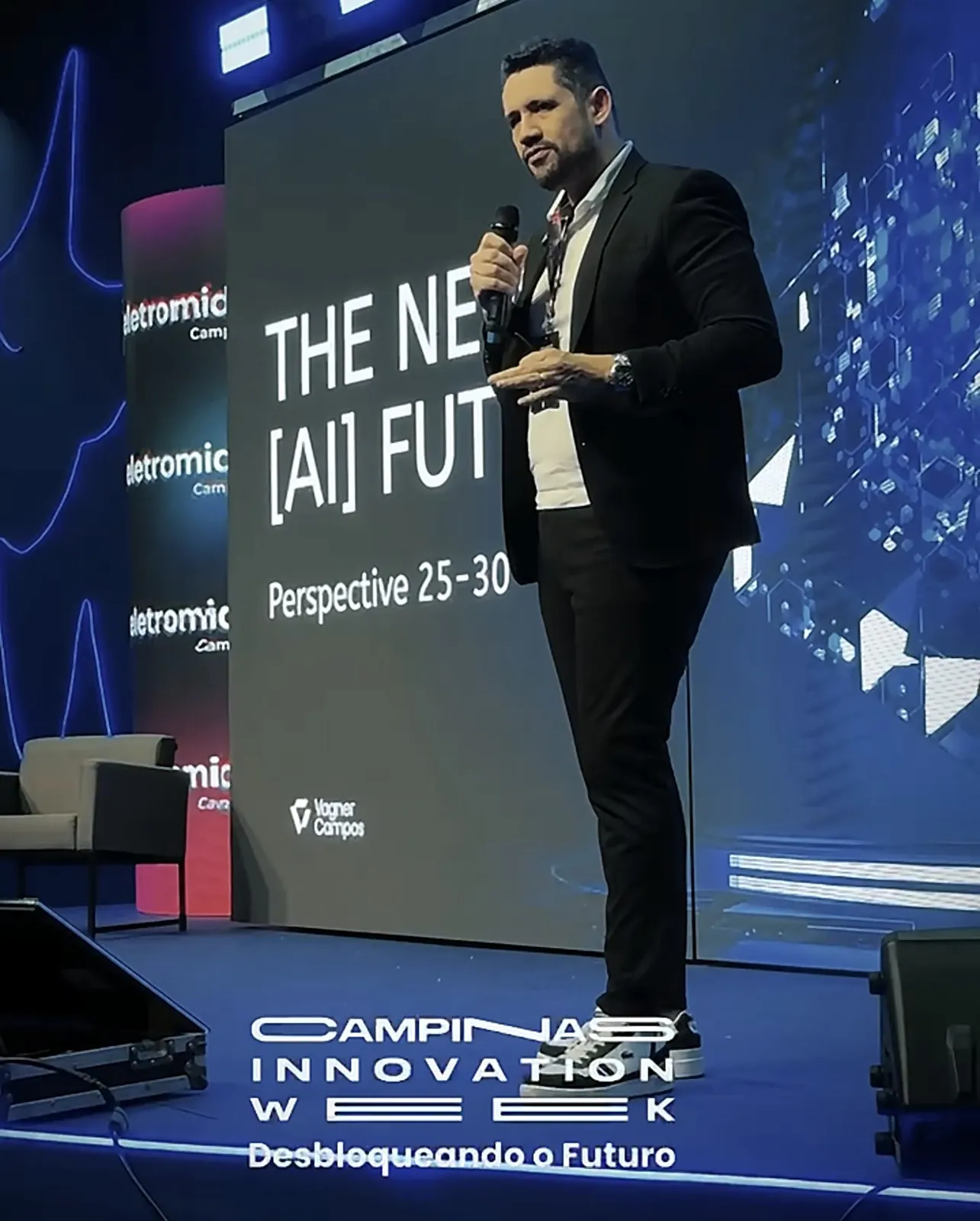Vagner Campos no palco do Campinas Innovation Week com o slide The New AI Future ao fundo