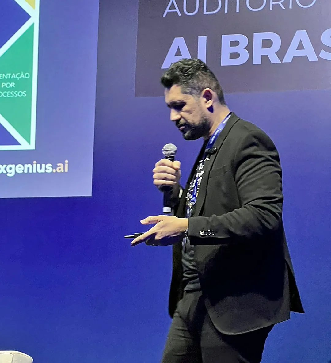 Vagner Campos ao microfone no palco do Auditório AI Brasil