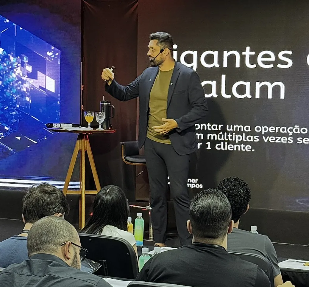 Vagner Campos palestrando para uma turma sentada no evento Gigante em Vendas
