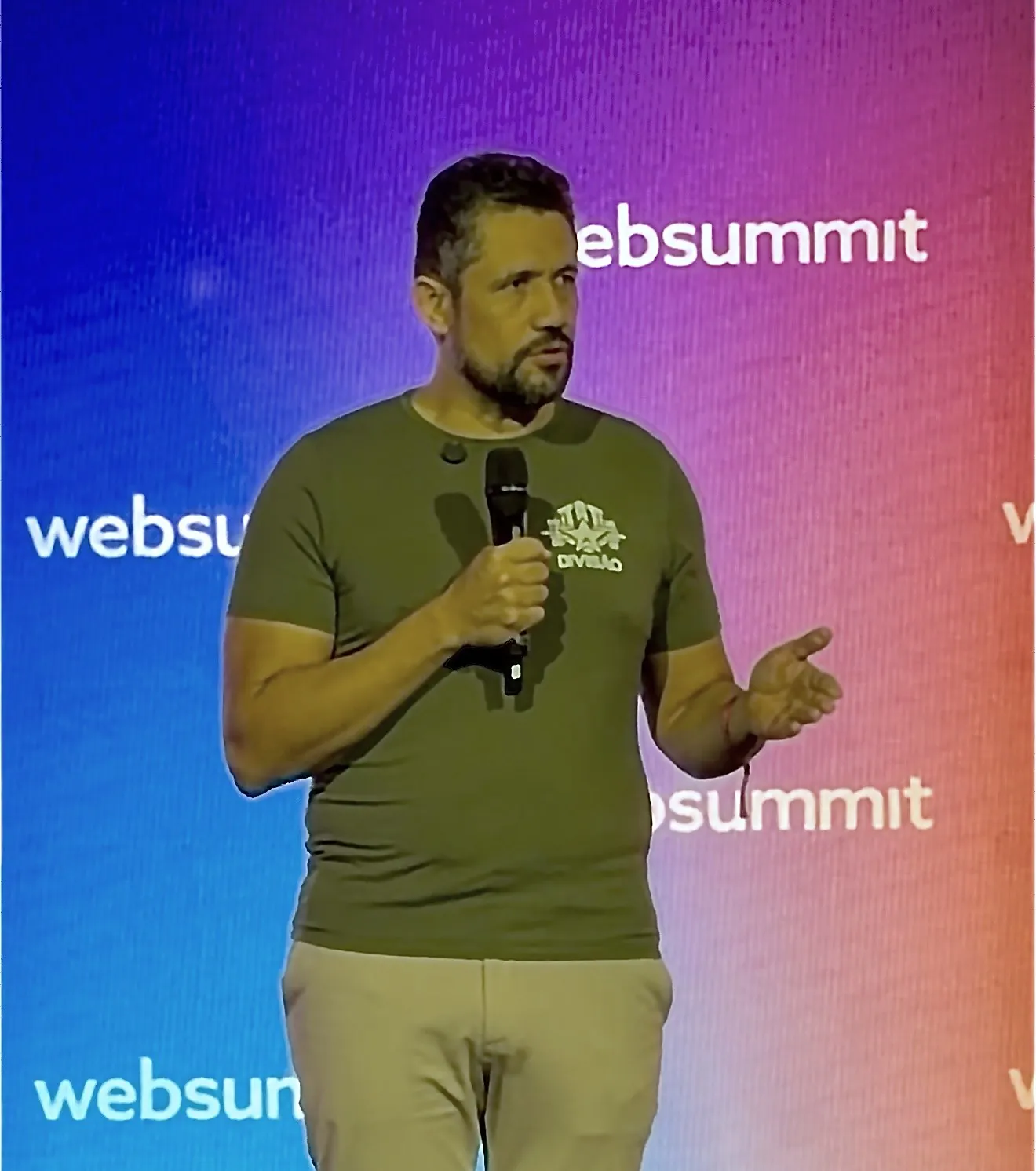 Vagner Campos ao microfone no palco do Web Summit Rio, no lançamento oficial da hybria