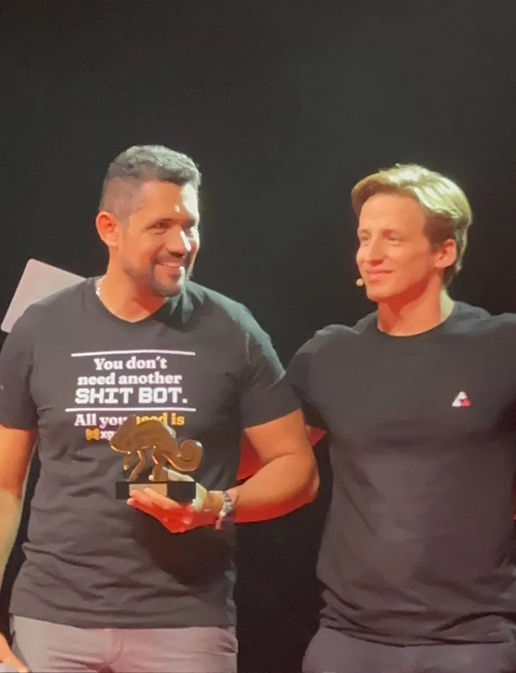 Vagner Campos no palco do Adapta Summit recebendo o troféu Camaleão de Ouro