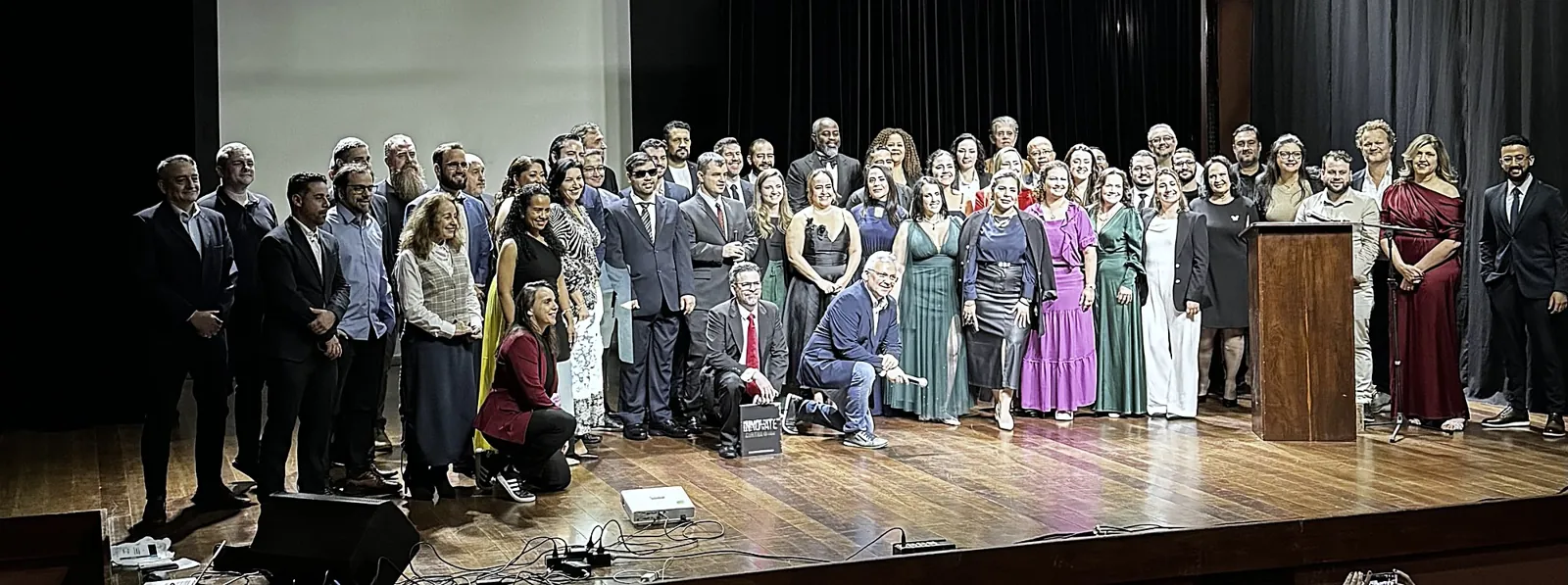 Premiados reunidos no palco na cerimônia do Digital Transformation Awards 2025