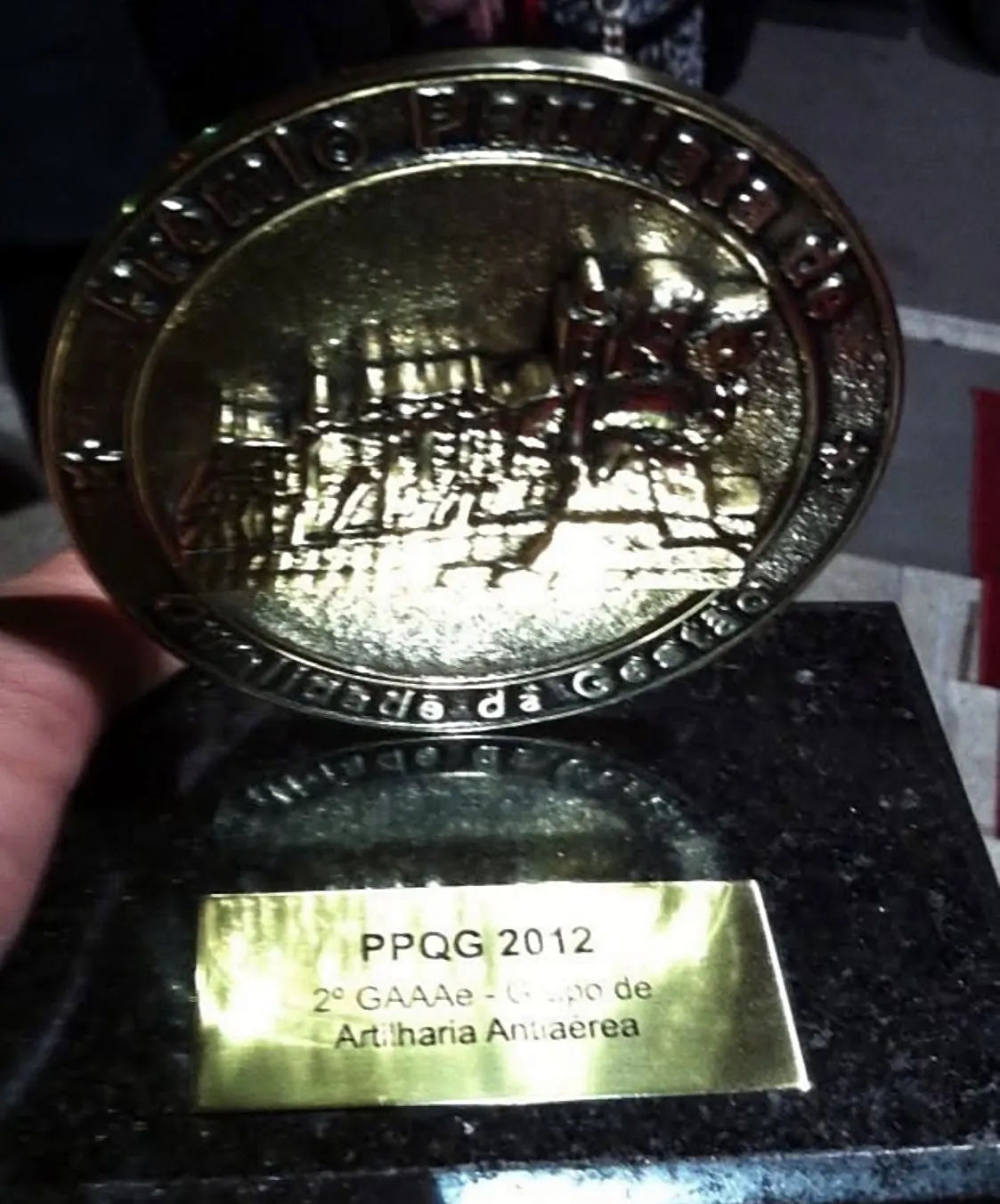 Troféu Ouro do Prêmio Paulista de Qualidade da Gestão, com a placa PPQG 2012