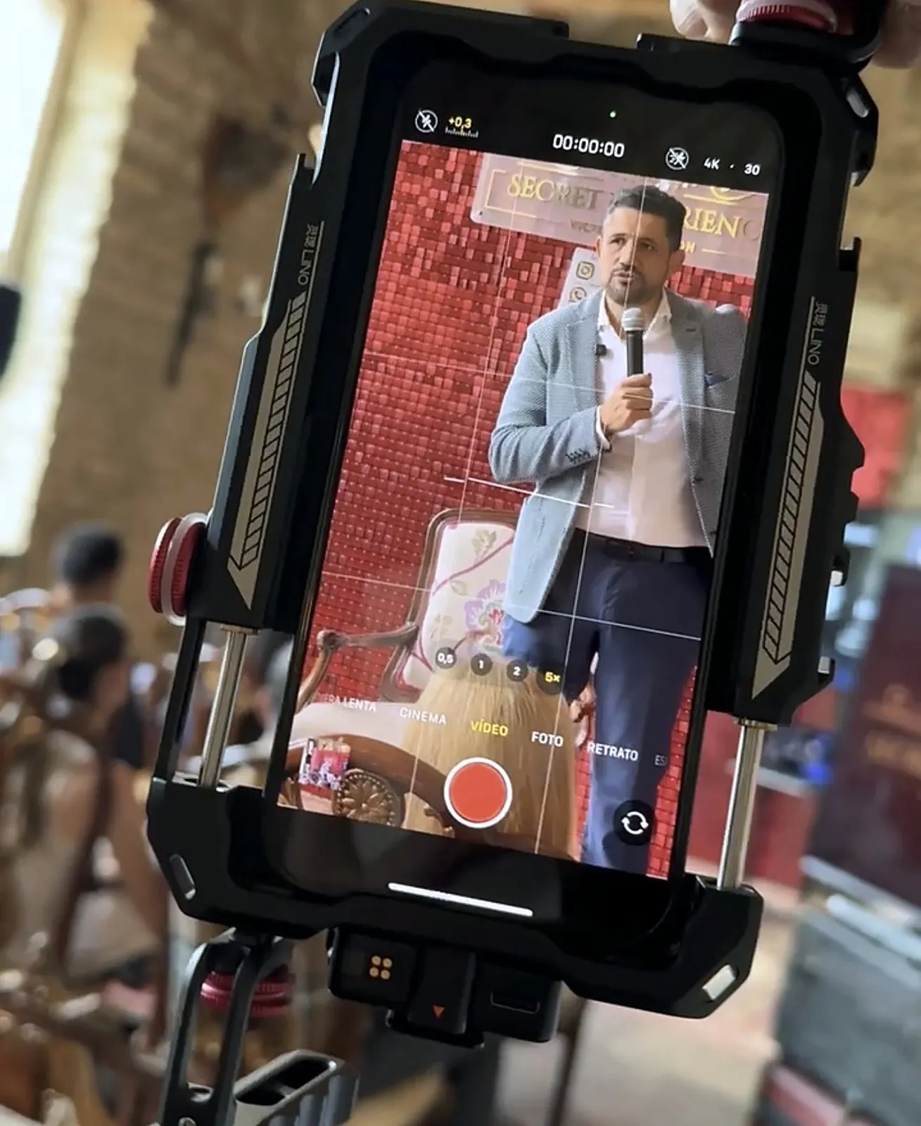 Celular em suporte gravando a palestra de Vagner Campos no Secret Experience
