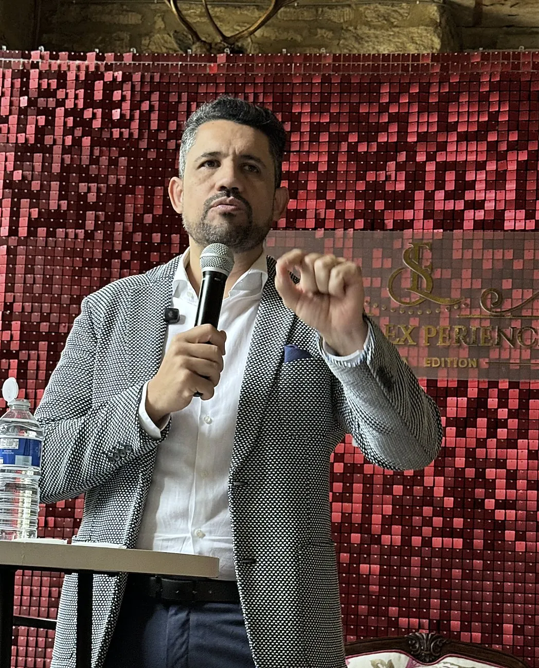 Vagner Campos falando ao microfone durante palestra no Secret Experience