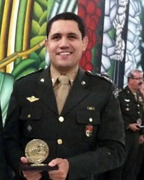Vagner Campos de farda do Exército Brasileiro, segurando o troféu do Prêmio Paulista de Qualidade da Gestão