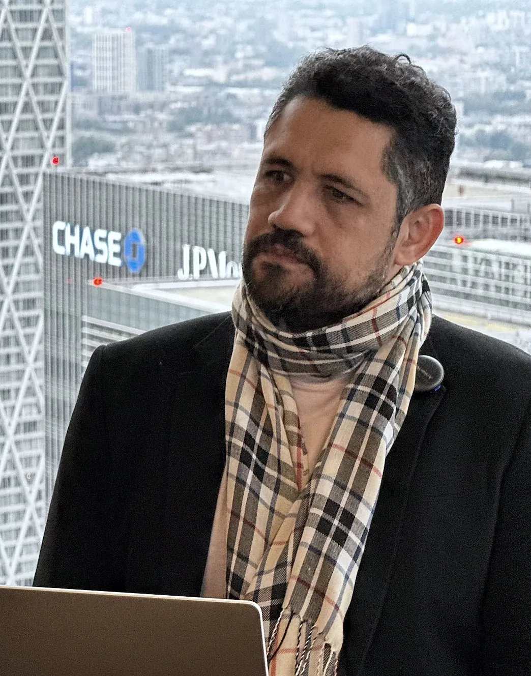 Vagner Campos de cachecol, ouvindo com atenção durante o workshop em Canary Wharf